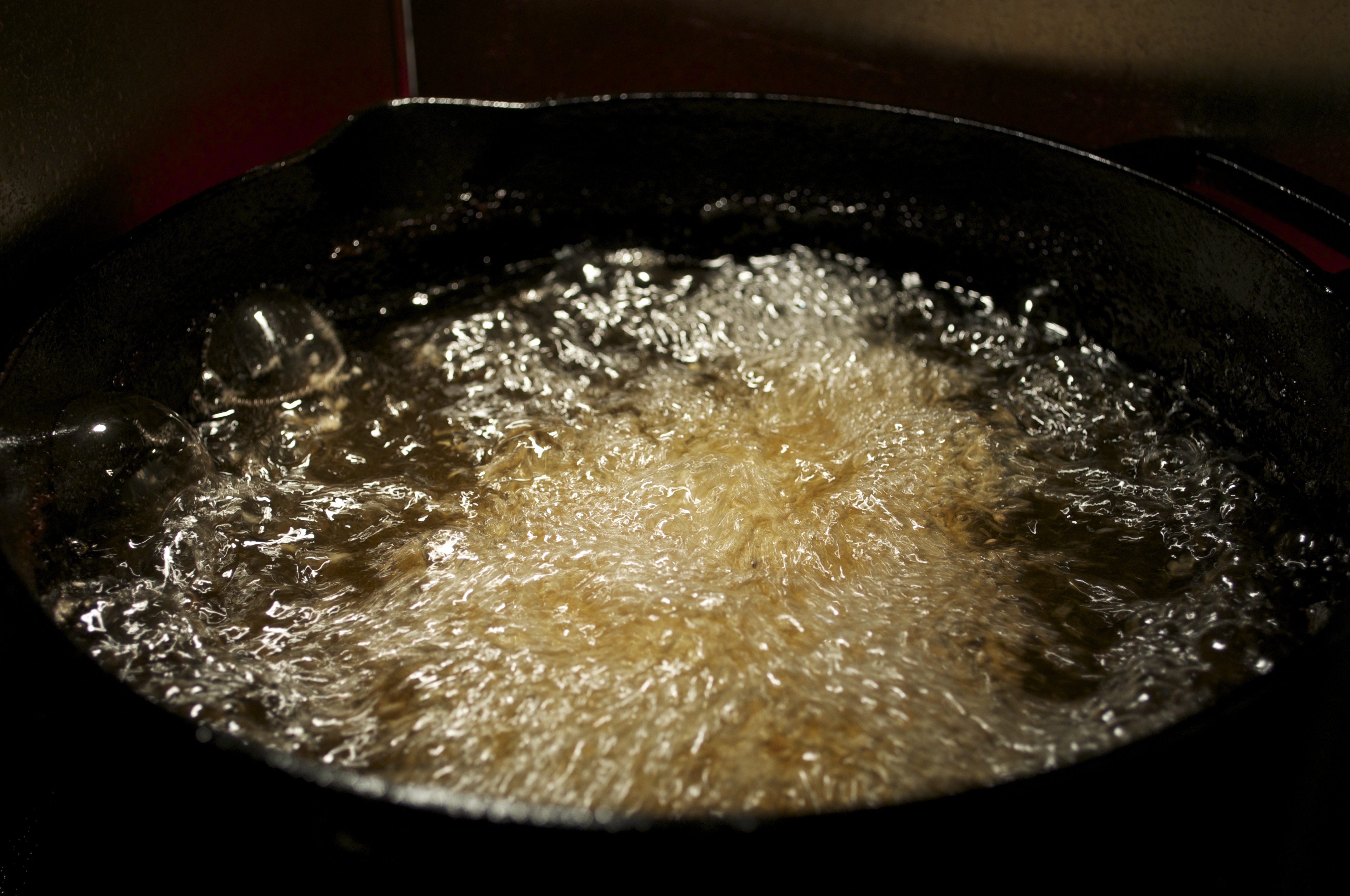 В кипящую воду можно налить растительное масло. Сковородка с кипящим маслом. Кипящая вода. Кипящее масло на сковороде. Соль на сковороде.